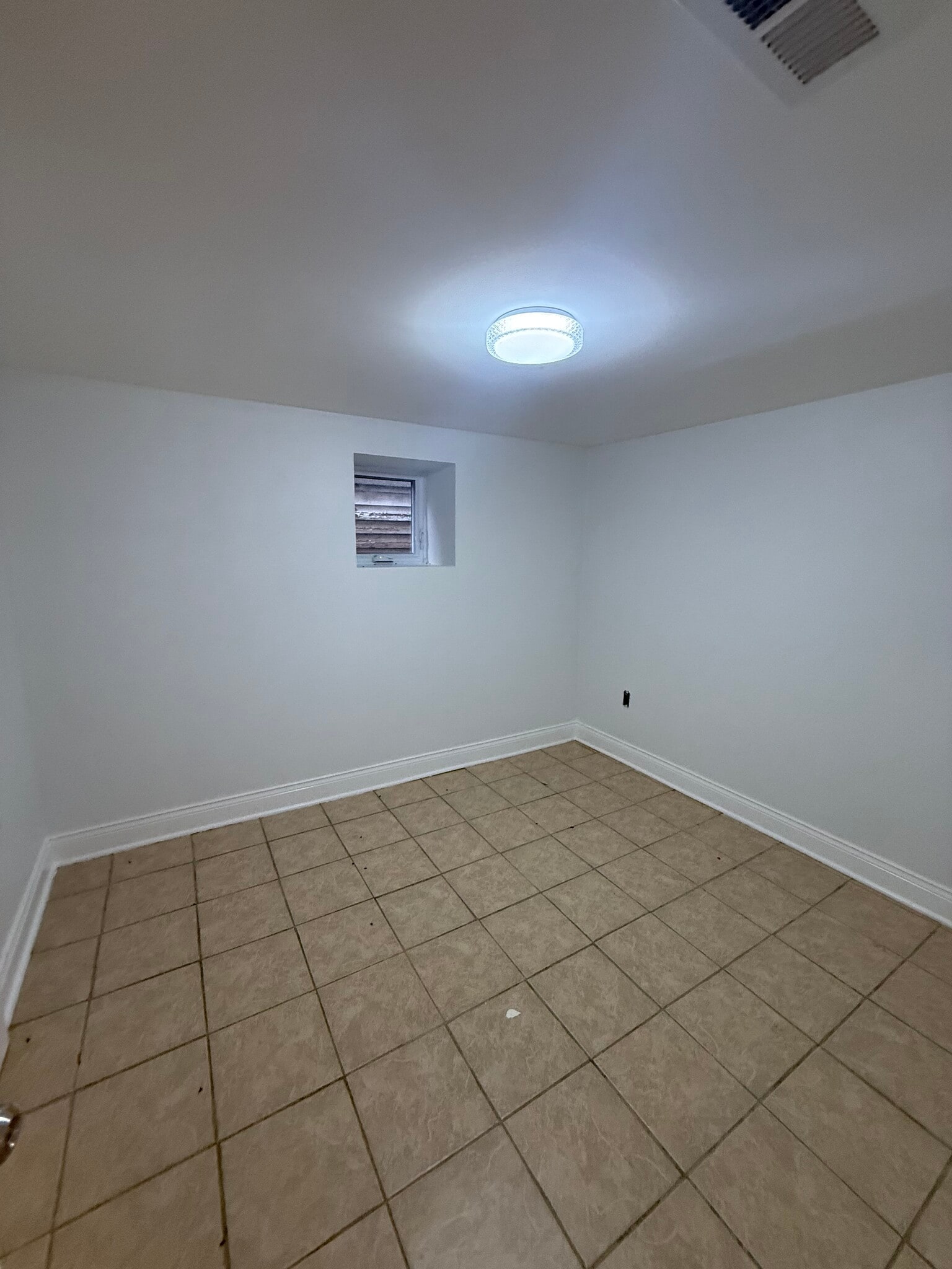 Building Photo - 1056 N Parkside Ave