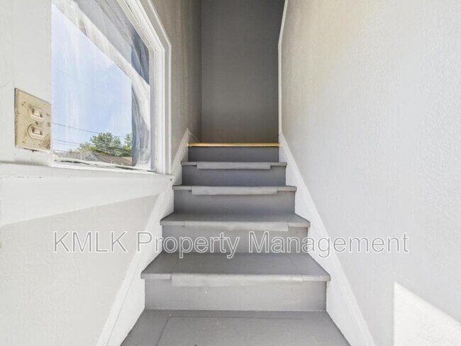 Building Photo - 533 Gage St