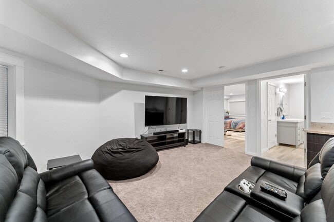 Building Photo - 2586 E 6710 S