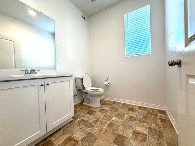 Building Photo - Almost BRAND NEW end unit Townhome in Winchester for Rent