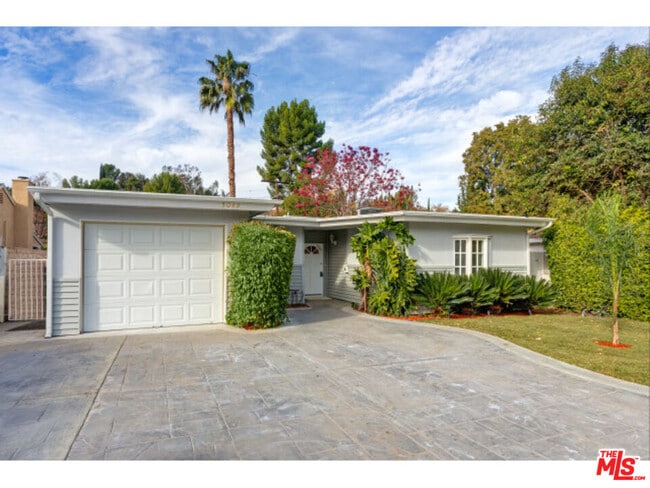 Primary Photo - 5049 Serrania Ave