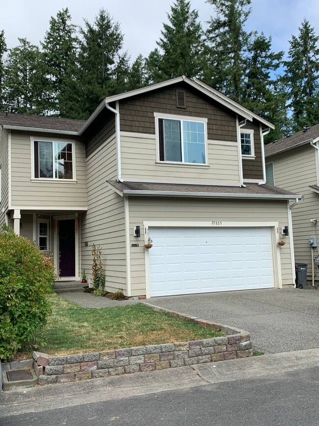 Building Photo - Remodeled Maple Woods Beauty