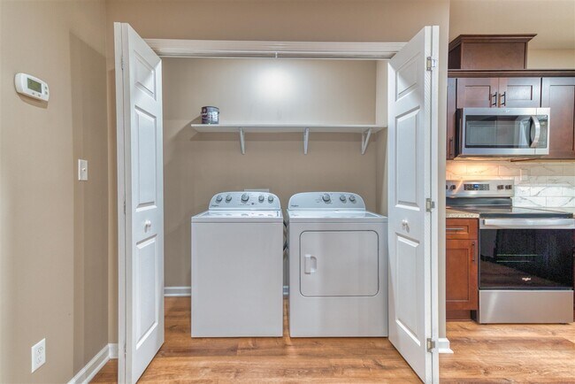 Building Photo - 704 W 7th St