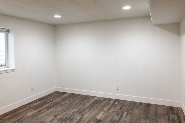 Building Photo - 271 N 3rd W