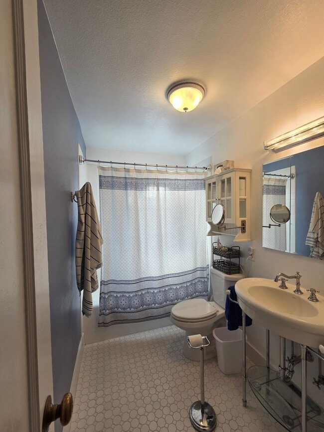 Building Photo - Fully Furnished 1-Bedroom with River Views...