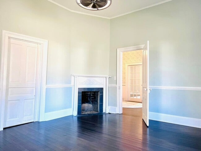 Building Photo - Charming home, gourmet kitchen, and large ...