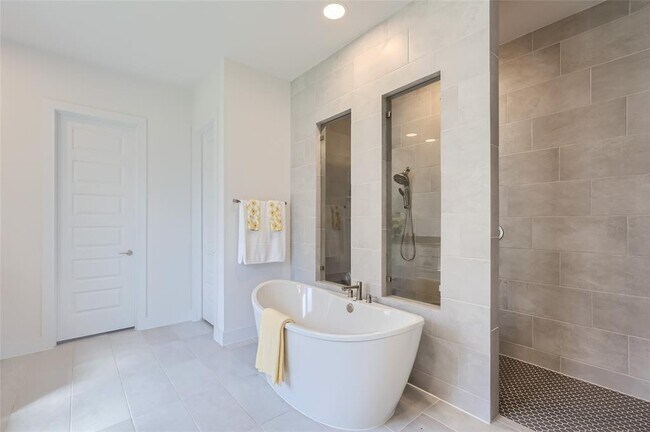 Building Photo - 704 Palamos Dr