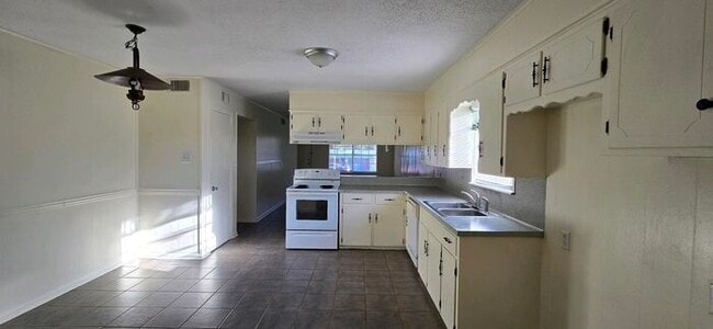 Building Photo - Available- Charming 2-Bedroom Home in Longview