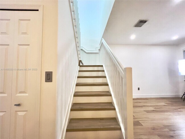 Building Photo - 7846 NW 116th Ave