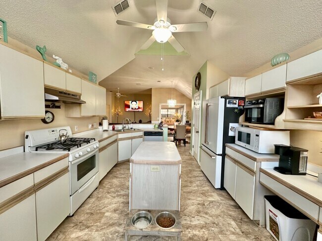 Building Photo - 2012 Mistral Ln E