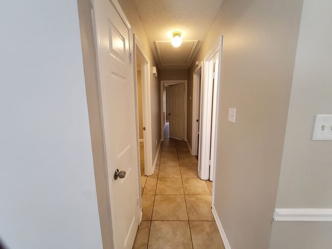 Building Photo - 4582 Summer Creek N