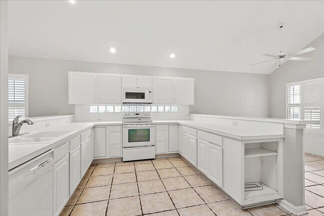 Building Photo - Lovely contemporary home in popular South Jax Beach!