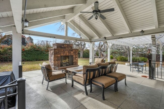 Building Photo - Outdoor Living at it's Best