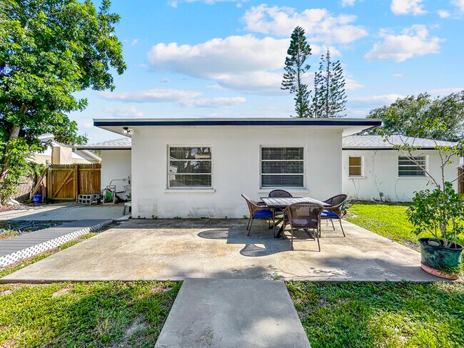 Building Photo - 2549 Arapaho St