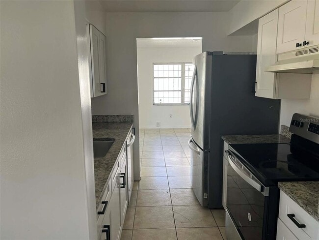 Building Photo - 1662 Cresthaven Ave