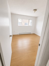 Building Photo - 2 bed 1 bath spacious living room area & updated finishes
