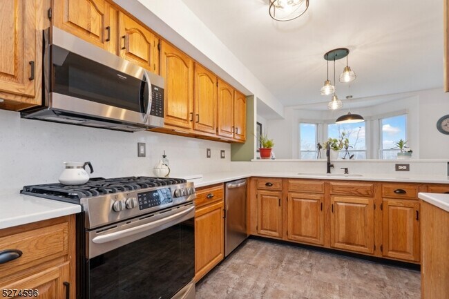 Building Photo - 18 Pond Ridge Dr
