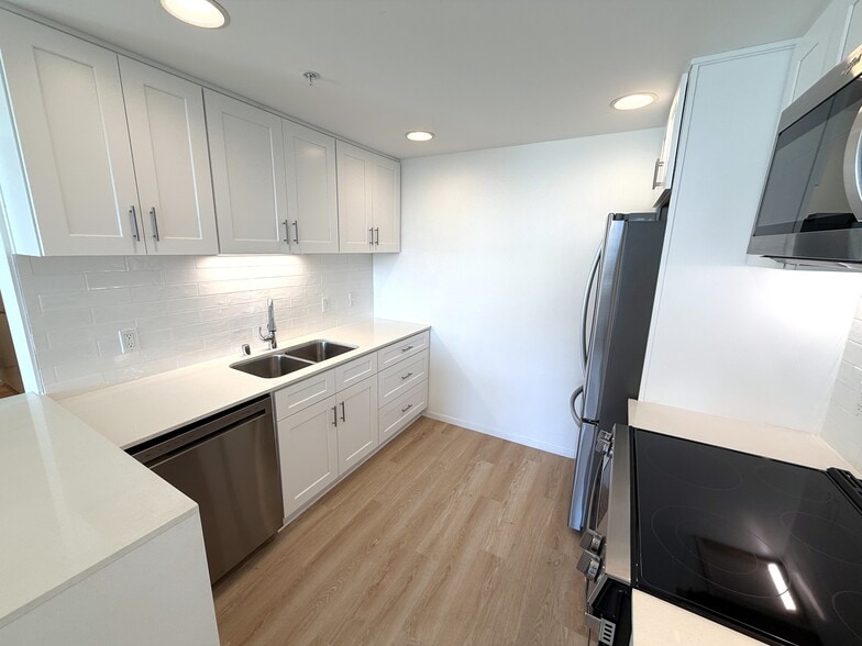 Kitchen - 3100 6th Ave