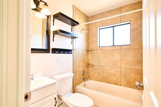 Building Photo - Eastside (Broadway and Wilmot) 3 bedroom, ...