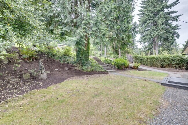 Building Photo - Spacious 3 bed 2.5 bath in Eastgate neighborhood.