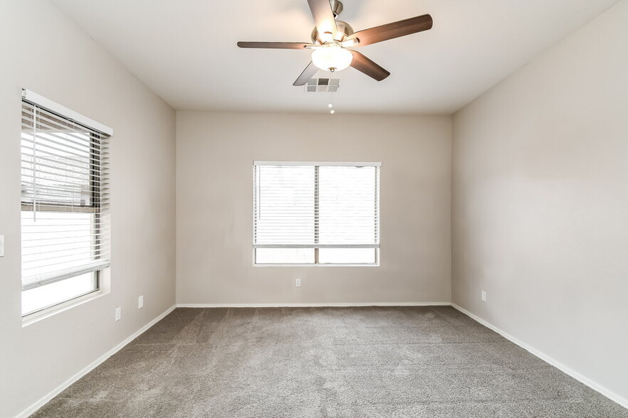Building Photo - 1060 S Amandes