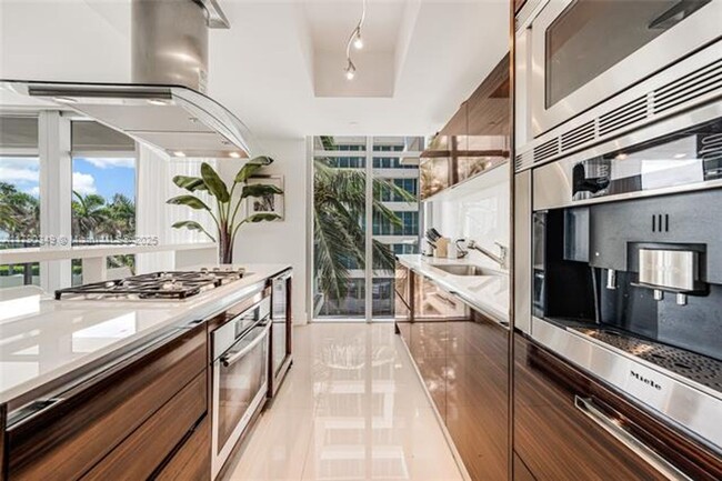 Building Photo - 3737 Collins Ave