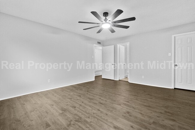 Building Photo - 2801 Meadowview Dr