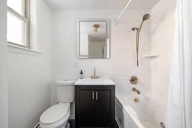 Building Photo - 7536 N Ridge Blvd