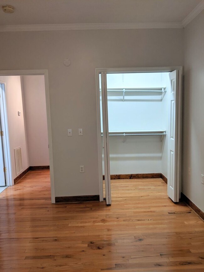 Building Photo - ONE BEDROOM RENTAL! **ALL UTILITES INCLUDED**