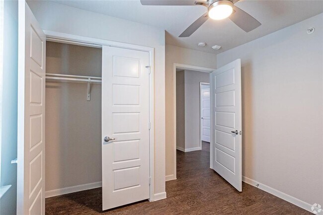 Building Photo - 3300 Oak Creek Dr