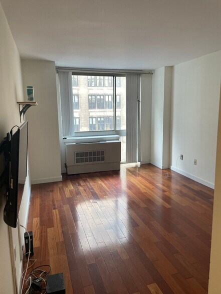 Building Photo - 121 E 23rd St