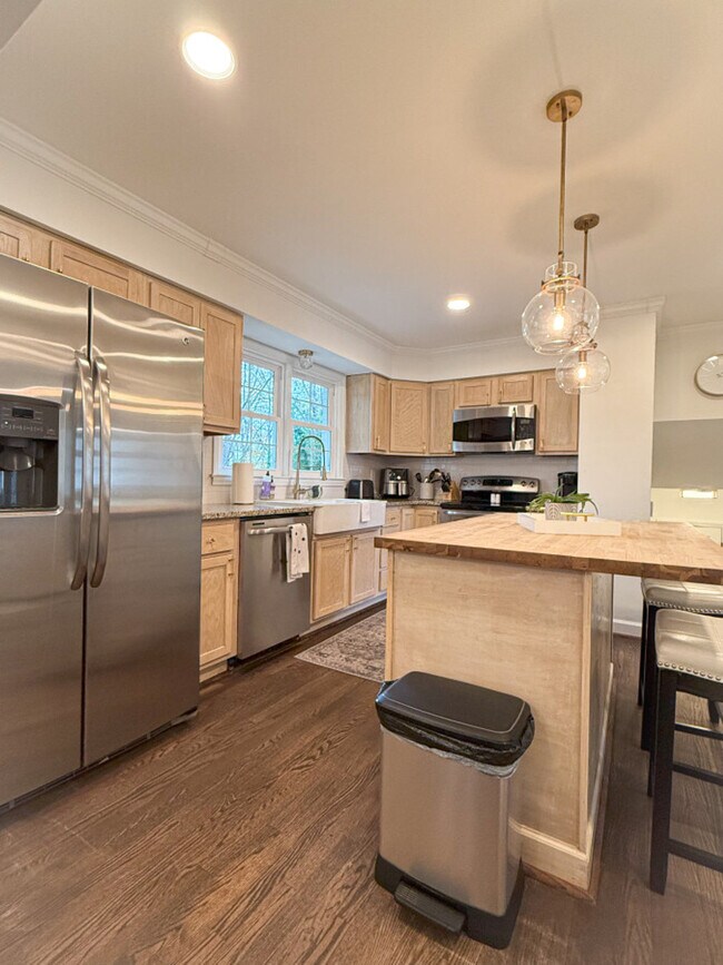 Building Photo - 7601 Bedfordshire Dr