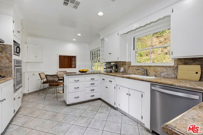 Building Photo - 3924 Woodfield Dr