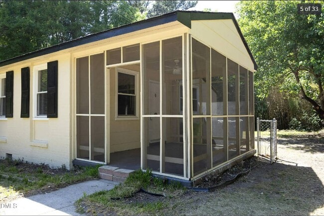Building Photo - Charming Renovated Ranch – Turn-Key Ready in a Prime Raleigh Location