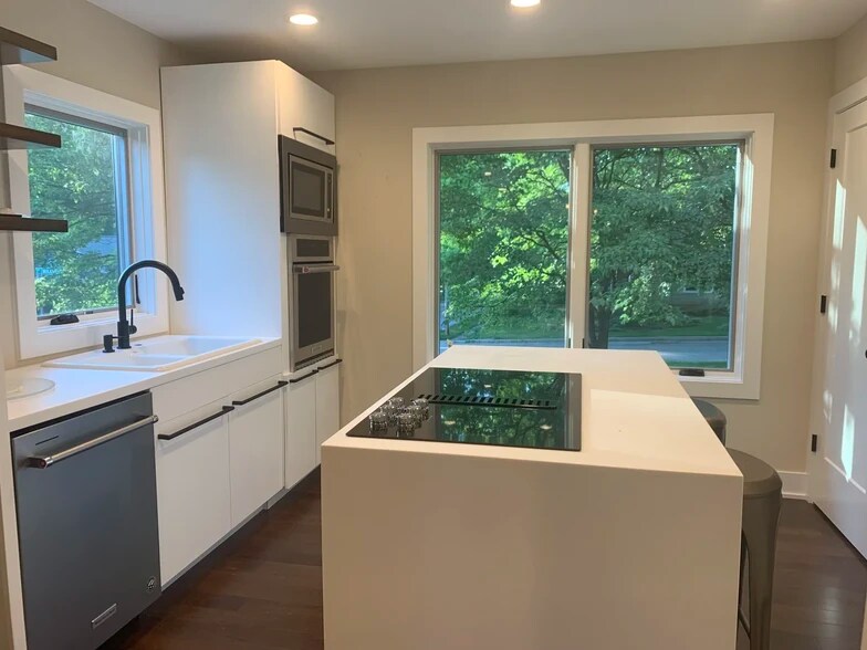 Building Photo - 702 E Maxwell Ln