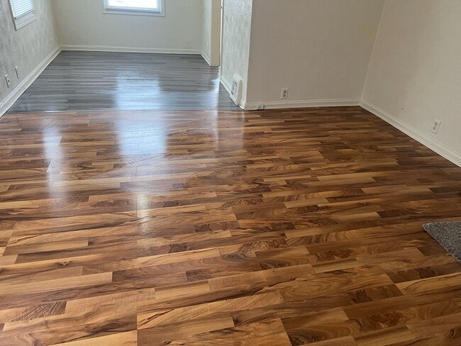 Building Photo - 2bd/1 ba duplex at corner of Colfax and La...