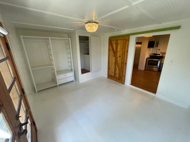 Building Photo - 1915 Oakview Dr