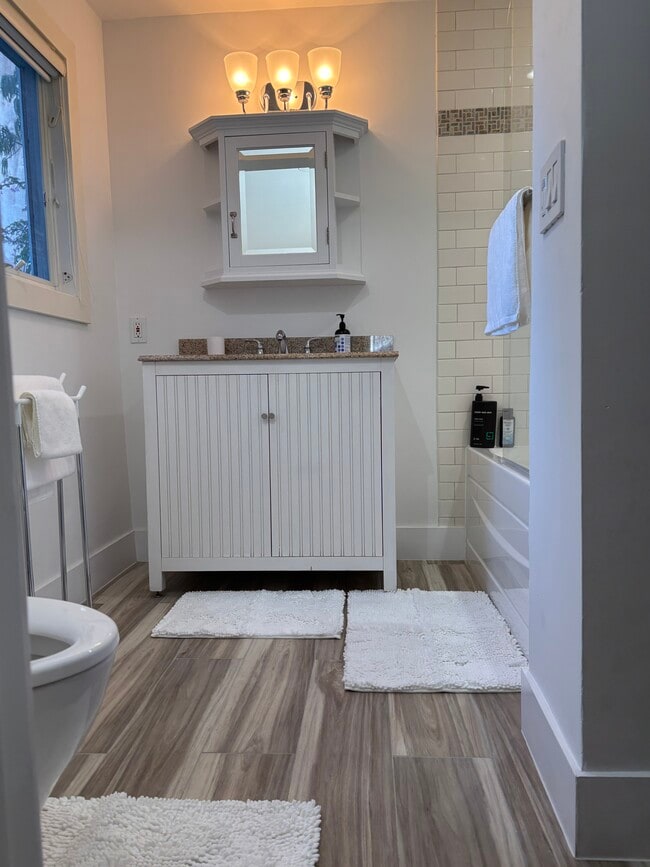 Building Photo - 79 Coleridge St