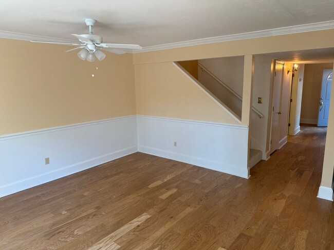 Building Photo - Townhome Off The Parkway With 2 Car Garage