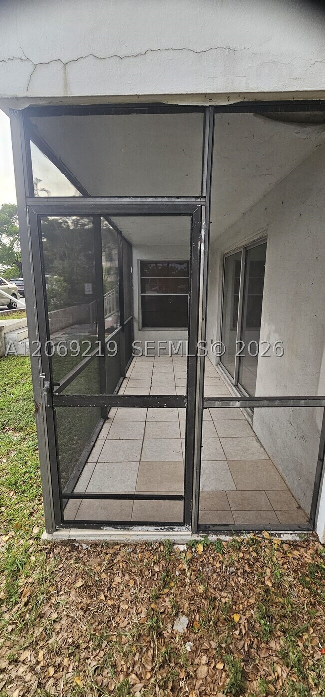 Building Photo - 4168 Inverrary Dr