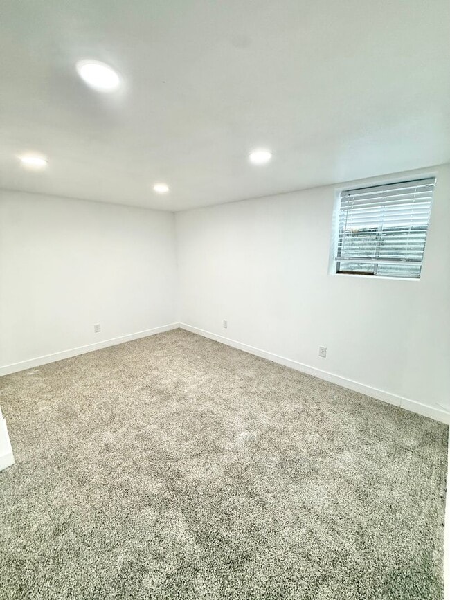 Building Photo - Move in ready home on Routt!