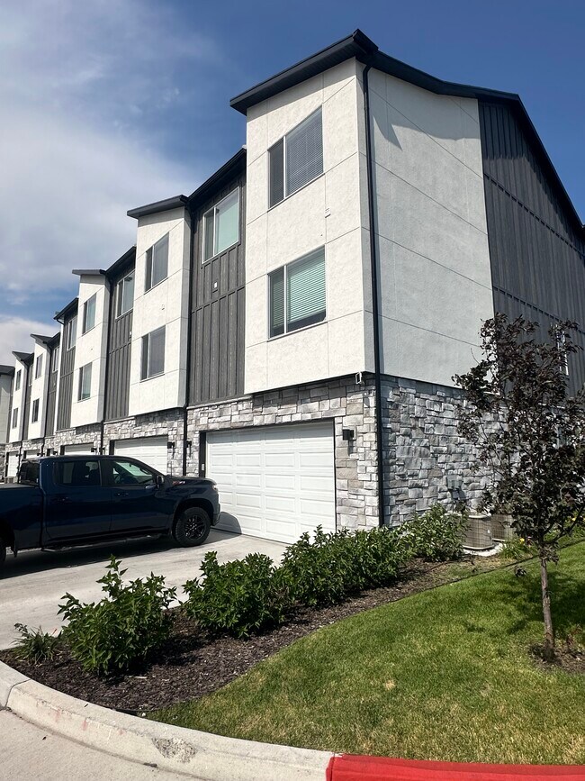 Building Photo - 33 N 460 W