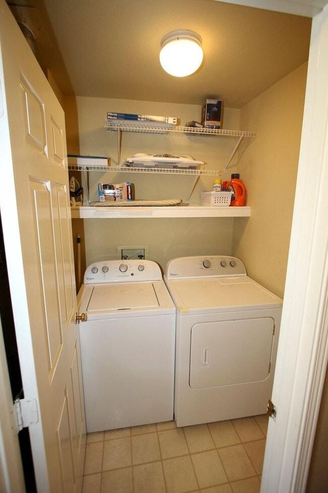 Building Photo - 2 Bed, 2 Bath Furnished or Unfurnished Condo in East Anchorage!