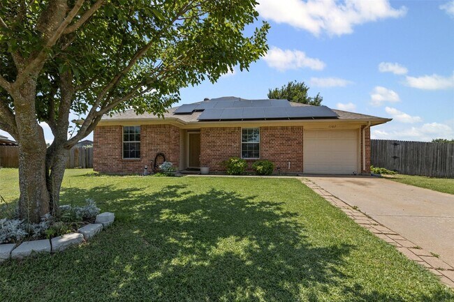 Building Photo - Welcome to this inviting 3-bedroom, 2-bath...