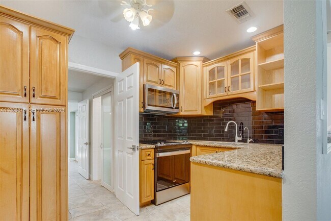 Building Photo - 1632 NW 6th Ave