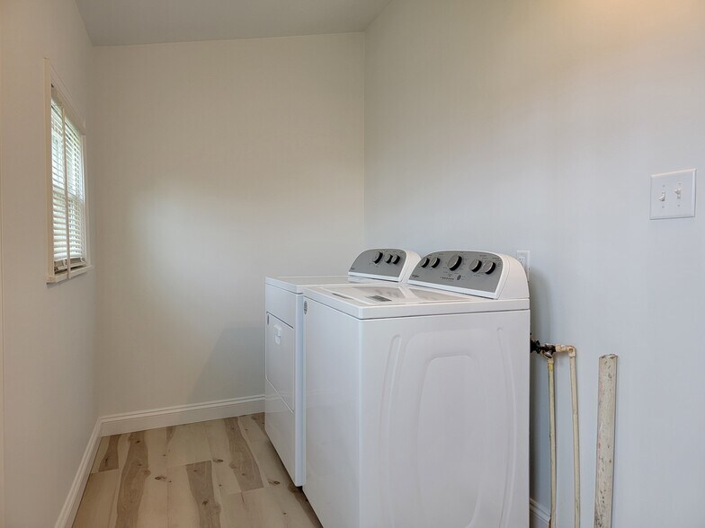 Building Photo - 113 E Chestnut St