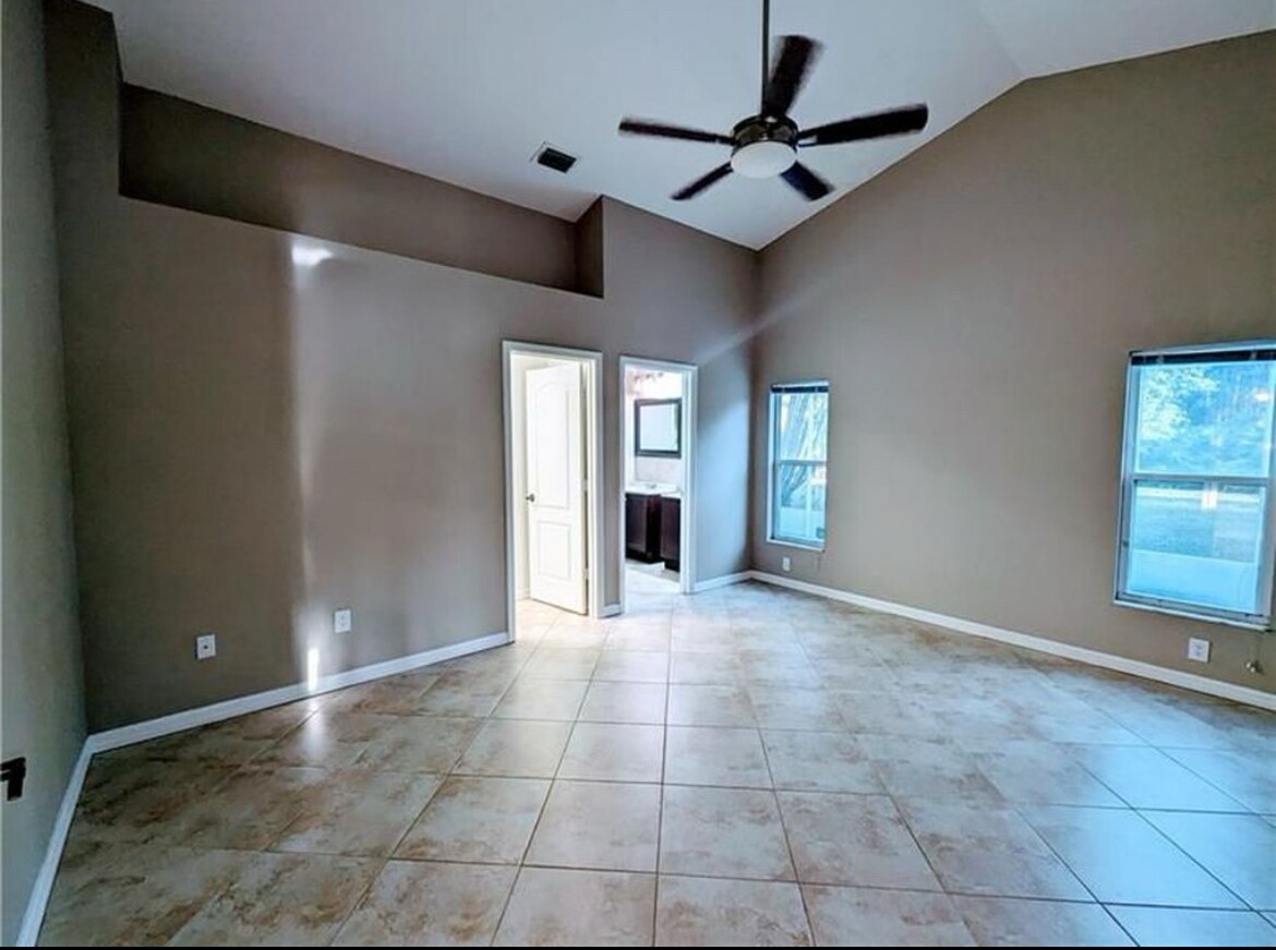 King sized master suite with large walk in closet - 562 SW Saint Martins Cv