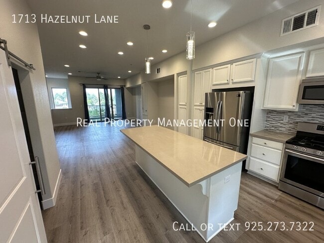 Building Photo - 1713 Hazelnut Ln