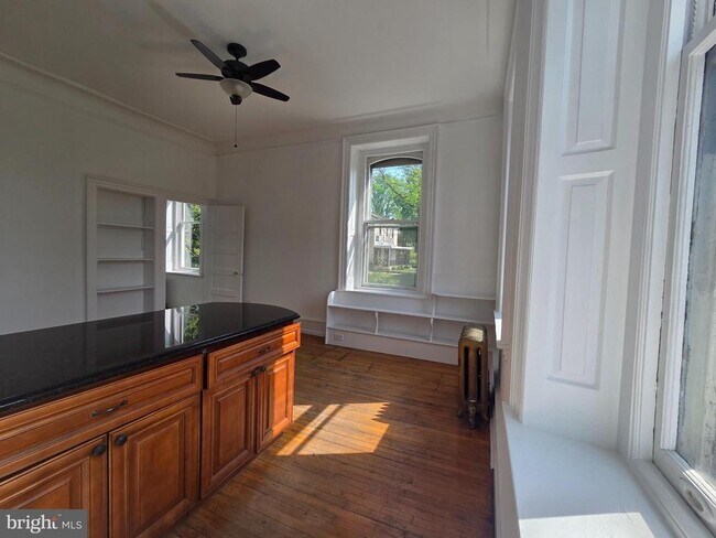 Building Photo - 348 Green Ln