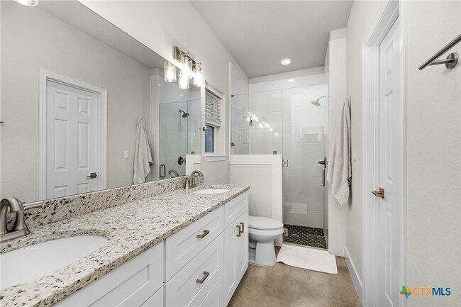 Building Photo - 446 W Overlook Dr